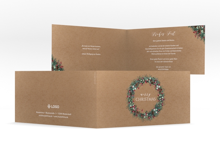 Geschäftliche Weihnachtskarte Kranz lange Klappkarte quer Kraftpapier mit Kieferzweigen, Zapfen und roten Beeren