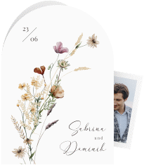 Klick: Details zu Einladungskarte Hochzeit "Sauvages" anzeigen Einladungskarte Hochzeit Sauvages A6 Bogen-Klappkarte + Foto weiss mit getrockneten Wiesenblumen