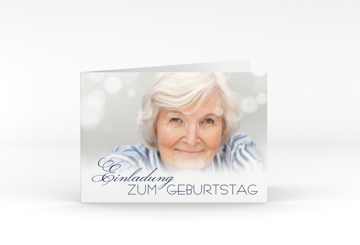 Einladung 80. Geburtstag Luminous A6 Klappkarte quer blau