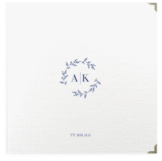 Klick: Details zu Gästebuch Selection Hochzeit "Filigrana" anzeigen Gästebuch Selection Hochzeit Filigrana Leinen-Hardcover blau in reduziertem Design mit Initialen und zartem Blätterkranz