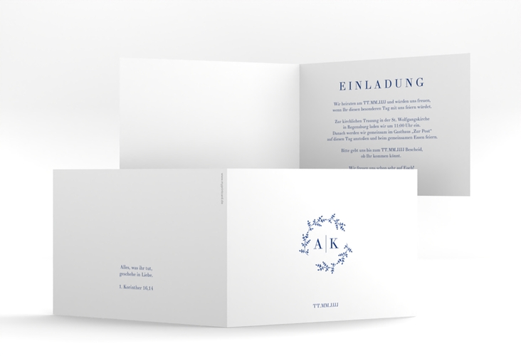 Hochzeitseinladung Filigrana A6 Klappkarte quer blau hochglanz in reduziertem Design mit Initialen und zartem Blätterkranz