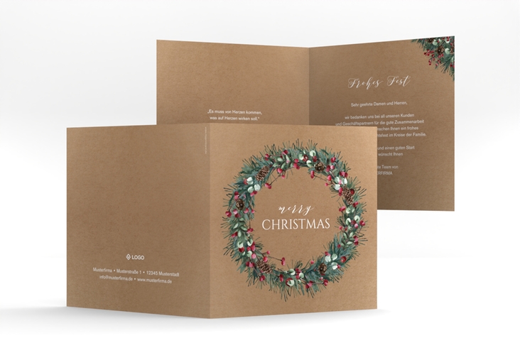 Geschäftliche Weihnachtskarte Kranz quadr. Klappkarte Kraftpapier mit Kieferzweigen, Zapfen und roten Beeren
