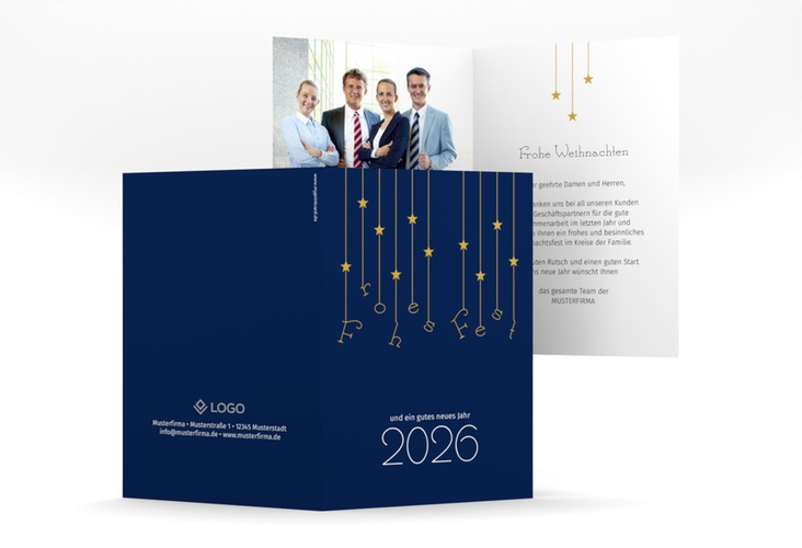 Geschäftliche Weihnachtskarte Windspiel A6 Klappkarte hoch blau hochglanz schlicht mit Sternchen-Girlande und Jahreszahl