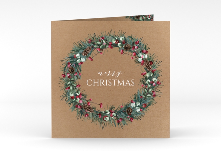 Geschäftliche Weihnachtskarte Kranz quadr. Klappkarte Kraftpapier mit Kieferzweigen, Zapfen und roten Beeren