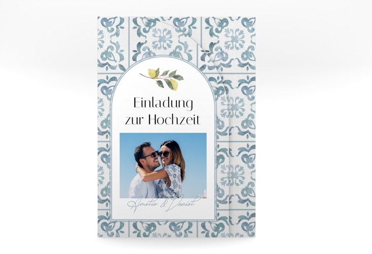 Hochzeitseinladung Azulejo mittlere Bogen-Wickelfalzkarte mit mediterranem Azulejo-Muster und Zitronen