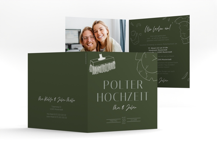 Hochzeitseinladung Polterhochzeit quadr. Klappkarte gruen mit Besen und kaputtem Porzellanteller