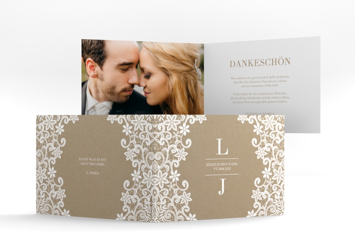 Danksagungskarte Hochzeit Bella A6 Klappkarte quer Kraftpapier hochglanz mit weißer Brautspitze um Initialen