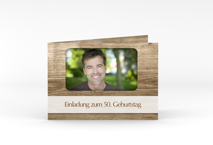 Einladung 50. Geburtstag Michael/Michaela A6 Klappkarte quer hochglanz im rustikalen Holz-Design mit Foto