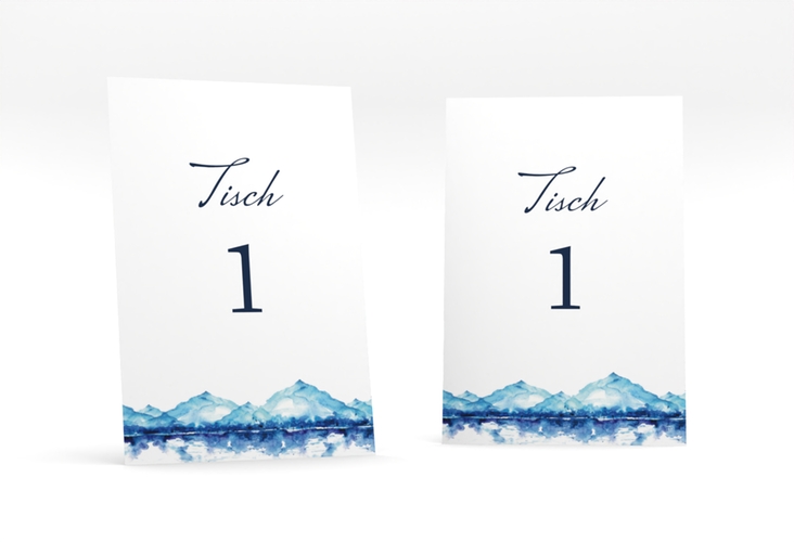 Tischnummer Hochzeit Bergliebe Tischaufsteller blau mit Gebirgspanorama für Berghochzeit