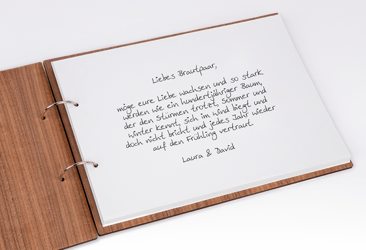 Gästebuch Holzcover Nussbaum Bauernhochzeit Holz-Cover, bedruckt in rustikaler Holz-Optik mit Schleierkraut und zwei kleinen Traktoren