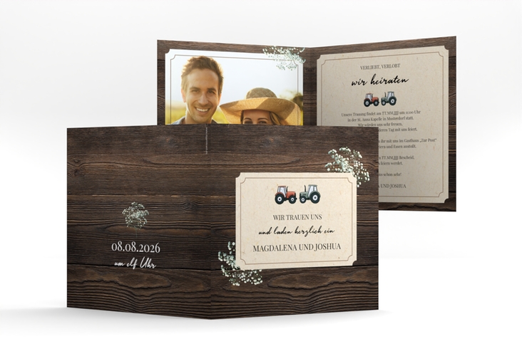 Hochzeitseinladung Bauernhochzeit quadr. Klappkarte braun in rustikaler Holz-Optik mit Schleierkraut und zwei kleinen Traktoren