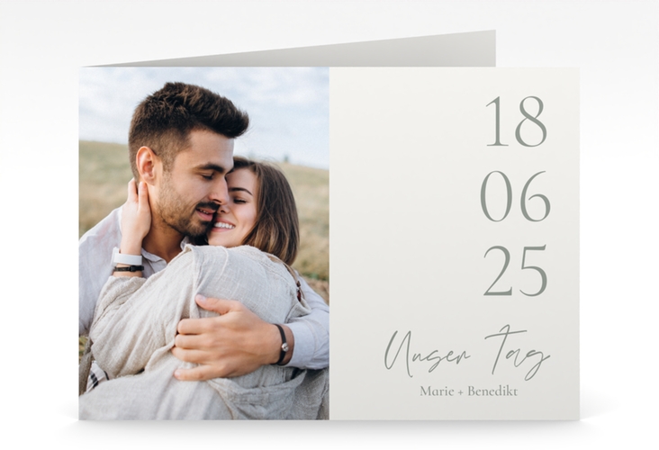 Hochzeitseinladung Unser Tag mittlere Klappkarte quer weiss hochglanz mit Foto und großem Datum