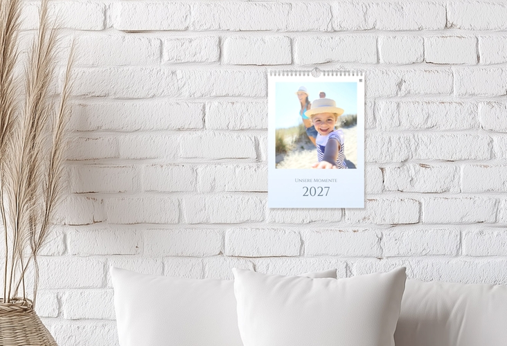 Wandkalender A4 Hochformat Air A4 hoch mit Familienfotos vor hellblauem Farbverlauf