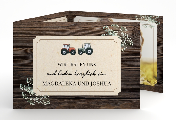 Hochzeitseinladung Bauernhochzeit A6 Doppel-Klappkarte in rustikaler Holz-Optik mit Schleierkraut und zwei kleinen Traktoren