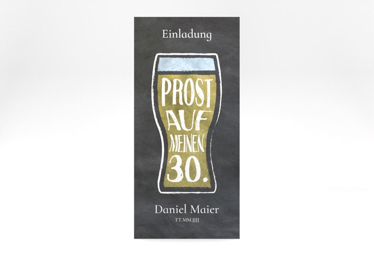 Einladung 30. Geburtstag Bierglas lange Karte hoch mit Weizenglas auf Schiefertafel-Hintergrund