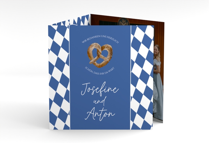 Dankeskarte Hochzeit Bayrisch quadr. Doppel-Klappkarte mit weiß-blauen Rauten und Brezel in Herzform