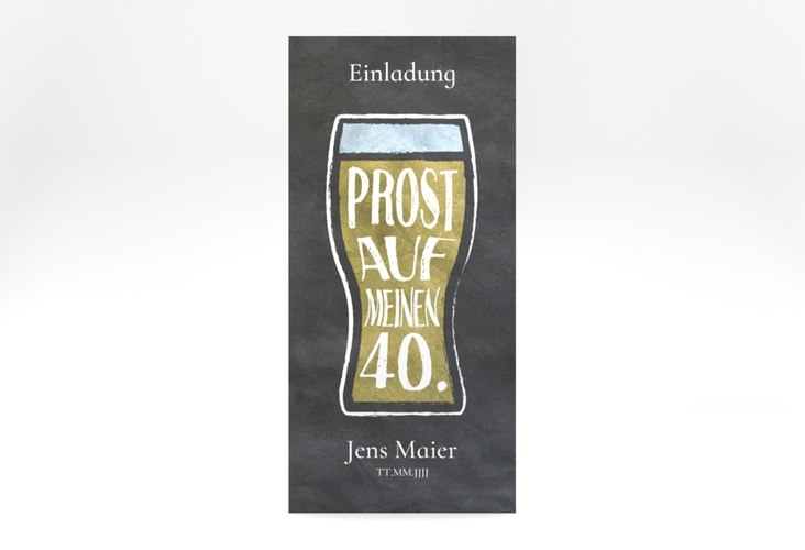Einladung 40. Geburtstag Bierglas lange Karte hoch mit Weizenglas auf Schiefertafel-Hintergrund
