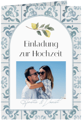 Klick: Details zu Einladungskarte Hochzeit "Azulejo" anzeigen Einladungskarte Hochzeit Azulejo A6 Klappkarte hoch blau mit mediterranem Azulejo-Muster und Zitronen