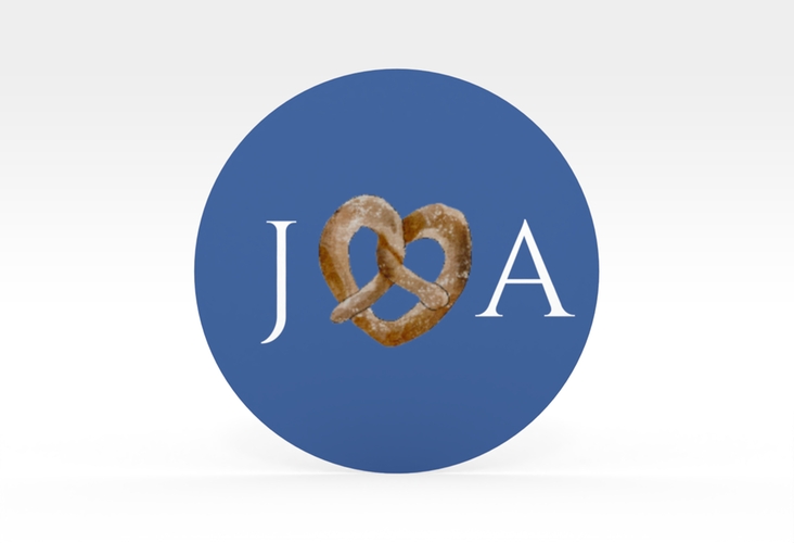 Aufkleber Hochzeit Bayrisch Aufkleber, selbstklebend, rund blau mit weiß-blauen Rauten und Brezel in Herzform