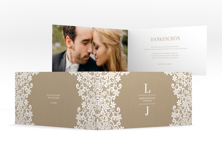 Dankeskarte Hochzeit Bella lange Klappkarte quer Kraftpapier hochglanz mit weißer Brautspitze um Initialen