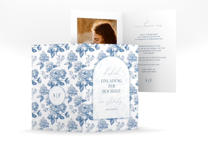 Einladungskarte Hochzeit Blue Floral A6 Klappkarte hoch weiss mit blauem Blumenmuster auf weißem Grund