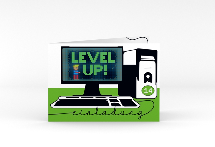 Einladungskarte Kindergeburtstag LevelUp A6 Klappkarte quer gruen hochglanz mit Gaming-Computer