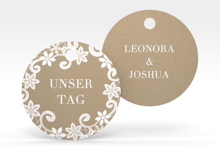 Geschenkanhänger Hochzeit Bella Geschenkanhänger, rund Kraftpapier mit weißer Brautspitze um Initialen