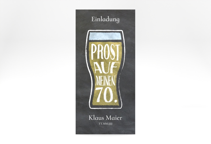 Einladung 70. Geburtstag Bierglas lange Karte hoch mit Weizenglas auf Schiefertafel-Hintergrund
