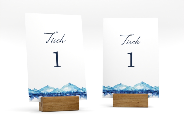 Tischnummer Hochzeit Bergliebe Tischaufsteller blau mit Gebirgspanorama für Berghochzeit