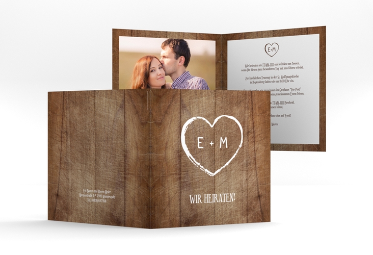 Hochzeitseinladung "Wood" quadratische Klappkarte braun in Holz-Optik mit Herz und Initialen