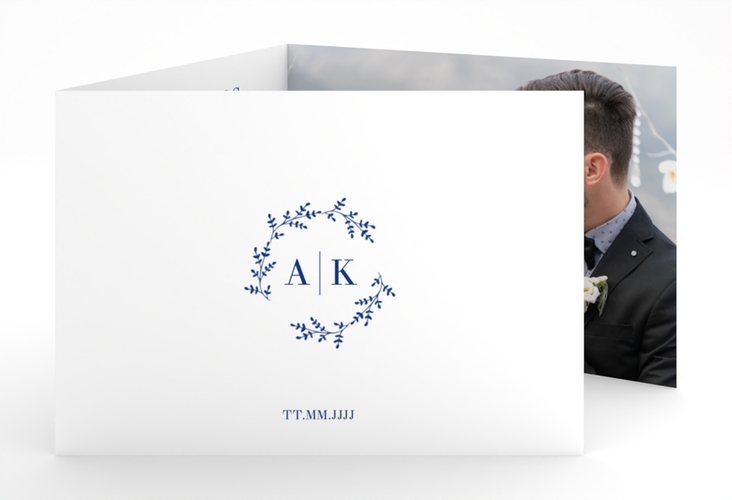 Hochzeitseinladung Filigrana A6 Doppel-Klappkarte blau hochglanz in reduziertem Design mit Initialen und zartem Blätterkranz