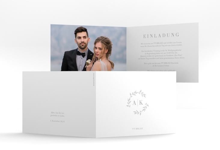 Hochzeitseinladung Filigrana A6 Klappkarte quer hochglanz in reduziertem Design mit Initialen und zartem Blätterkranz