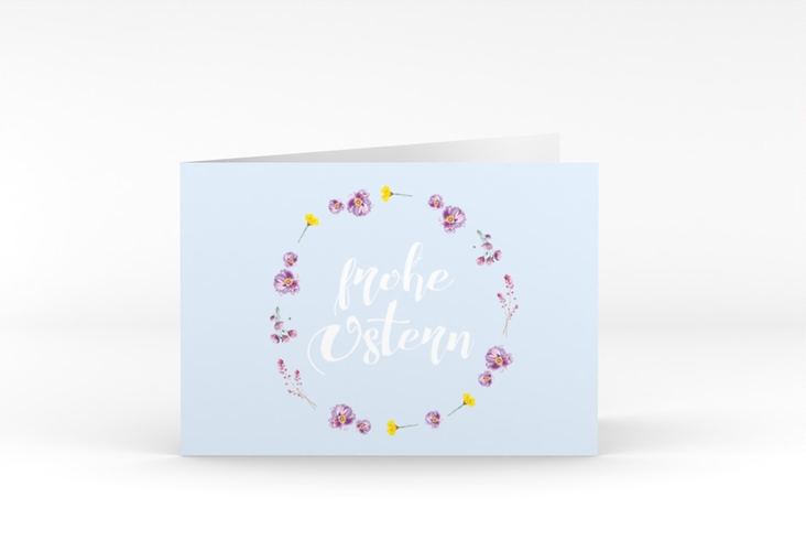 Osterkarte Fiorellino A6 Klappkarte quer blau hochglanz Pastell mit Blumenkranz