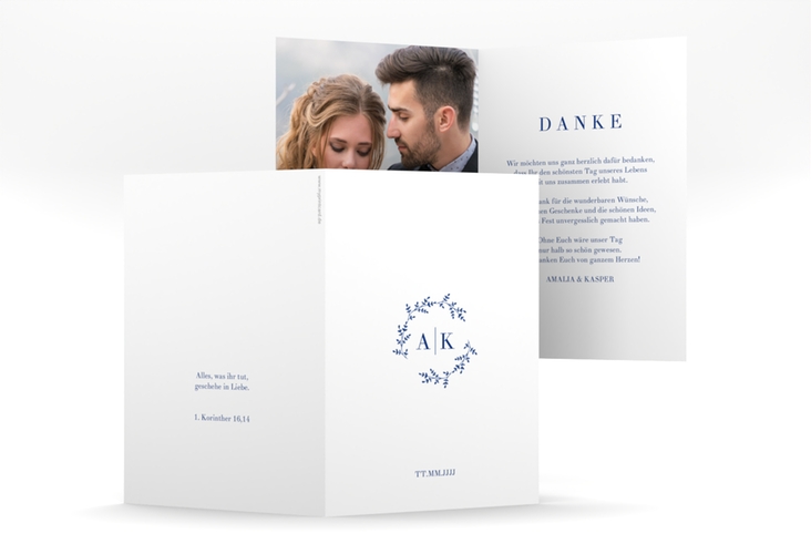 Danksagungskarte Hochzeit Filigrana A6 Klappkarte hoch blau hochglanz in reduziertem Design mit Initialen und zartem Blätterkranz