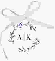 Geschenkanhänger Hochzeit Filigrana Geschenkanhänger, rund blau in reduziertem Design mit Initialen und zartem Blätterkranz