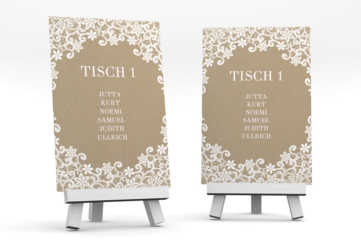 Tischaufsteller Hochzeit Bella Tischaufsteller Kraftpapier mit weißer Brautspitze um Initialen