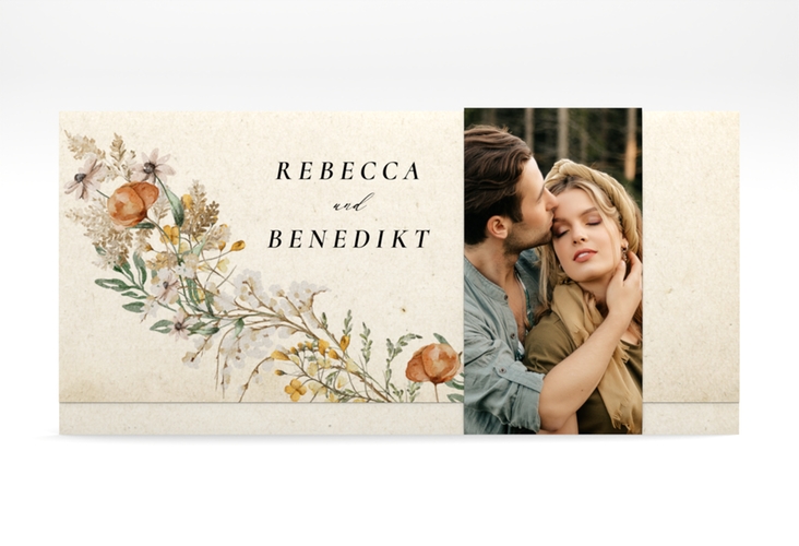 Hochzeitseinladung Wildfang Wickelfalzkarte + Banderole beige mit getrockneten Wiesenblumen