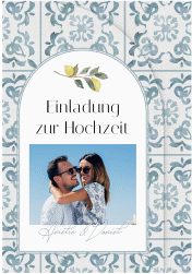 Klick: Details zu Hochzeitseinladung "Azulejo" anzeigen Hochzeitseinladung Azulejo mittlere Bogen-Wickelfalzkarte blau mit mediterranem Azulejo-Muster und Zitronen