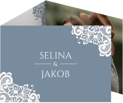 Klick: Details zu Hochzeitseinladung "Vintage" anzeigen Hochzeitseinladung Vintage A6 Doppel-Klappkarte blau mit floraler Spitze