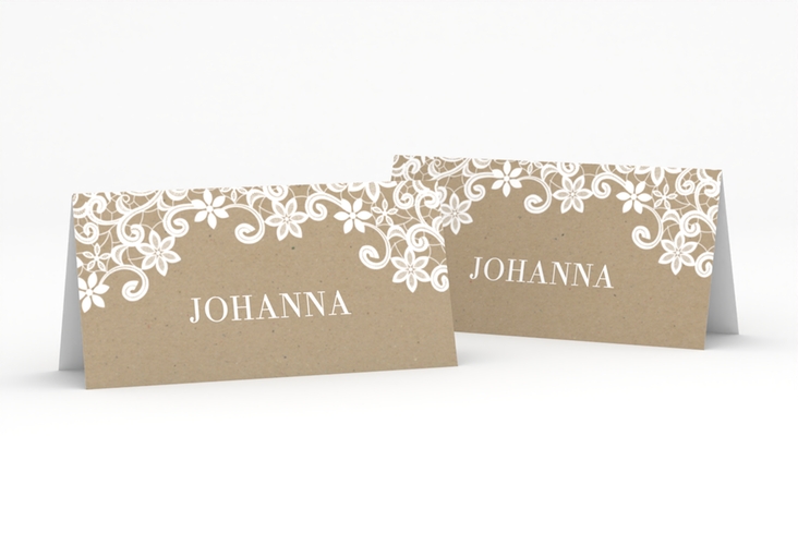 Tischkarte Hochzeit Bella Tischkarten Kraftpapier mit weißer Brautspitze um Initialen