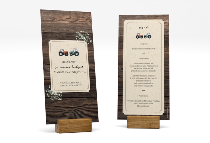Menükarte Hochzeit Bauernhochzeit lange Karte hoch braun in rustikaler Holz-Optik mit Schleierkraut und zwei kleinen Traktoren