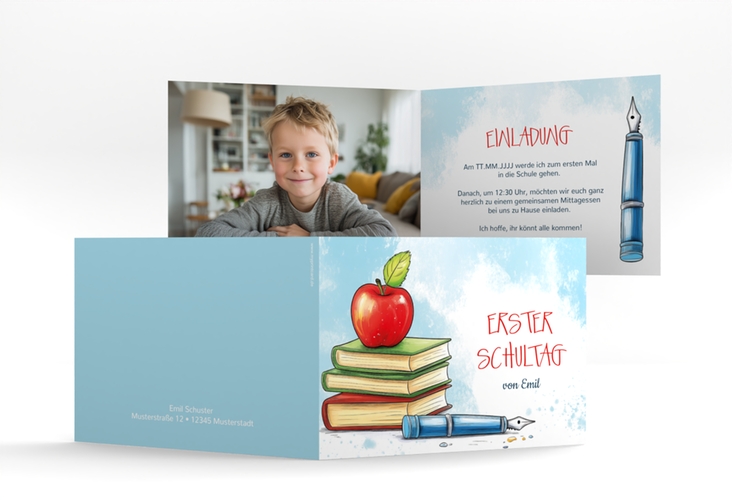 Einschulungskarte Füller A6 Klappkarte quer mit Stapel bunter Schulbücher und Pausen-Apfel