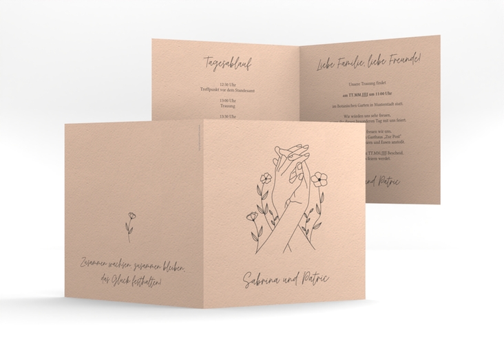 Hochzeitseinladung Blumenglück quadr. Klappkarte apricot hochglanz mit ineinander verschlungenen Händen