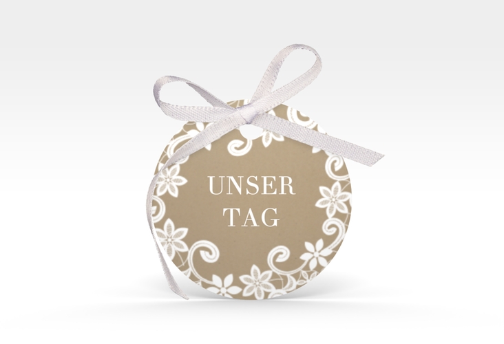 Geschenkanhänger Hochzeit Bella Geschenkanhänger, rund Kraftpapier mit weißer Brautspitze um Initialen