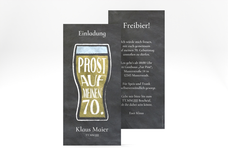 Einladung 70. Geburtstag Bierglas lange Karte hoch mit Weizenglas auf Schiefertafel-Hintergrund