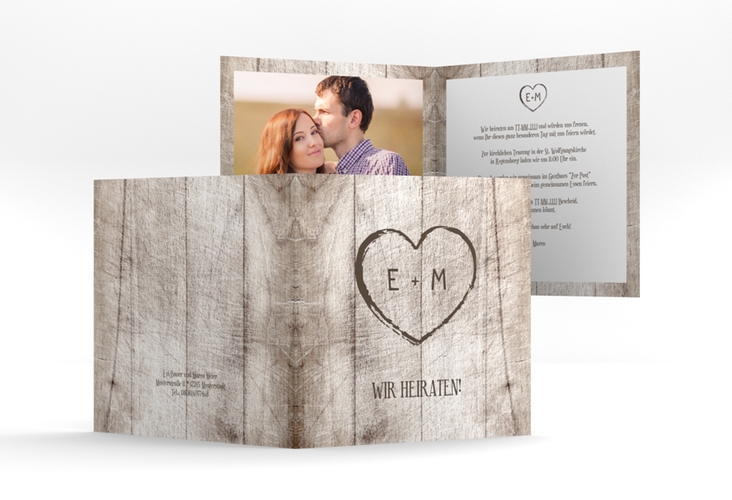 Hochzeitseinladung "Wood" quadratische Klappkarte in Holz-Optik mit Herz und Initialen