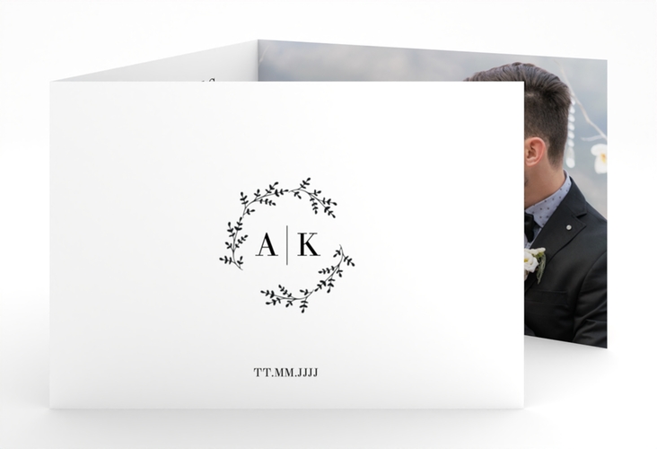 Hochzeitseinladung Filigrana A6 Doppel-Klappkarte schwarz hochglanz in reduziertem Design mit Initialen und zartem Blätterkranz