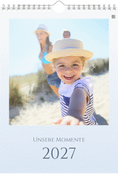 Wandkalender A4 Hochformat Air A4 hoch blau mit Familienfotos vor hellblauem Farbverlauf