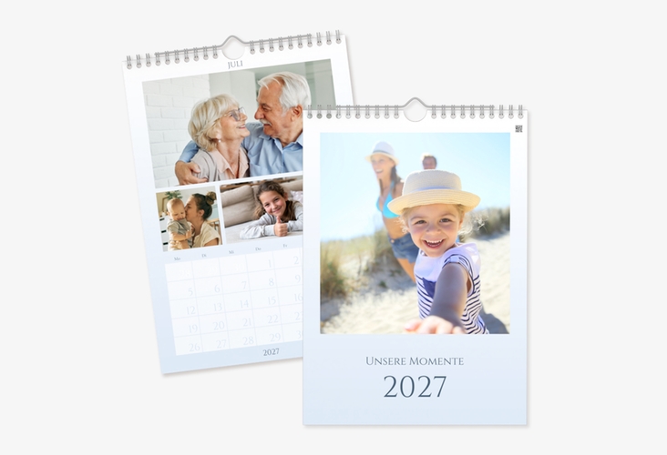 Wandkalender A4 Hochformat Air A4 hoch mit Familienfotos vor hellblauem Farbverlauf
