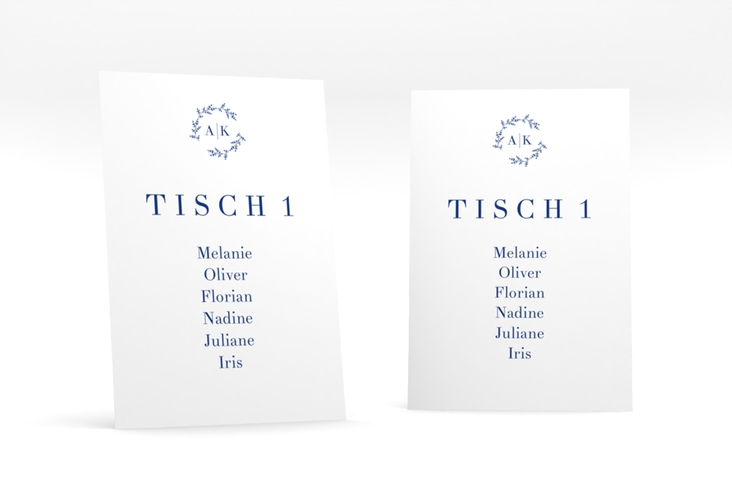 Tischaufsteller Hochzeit Filigrana Tischaufsteller blau in reduziertem Design mit Initialen und zartem Blätterkranz